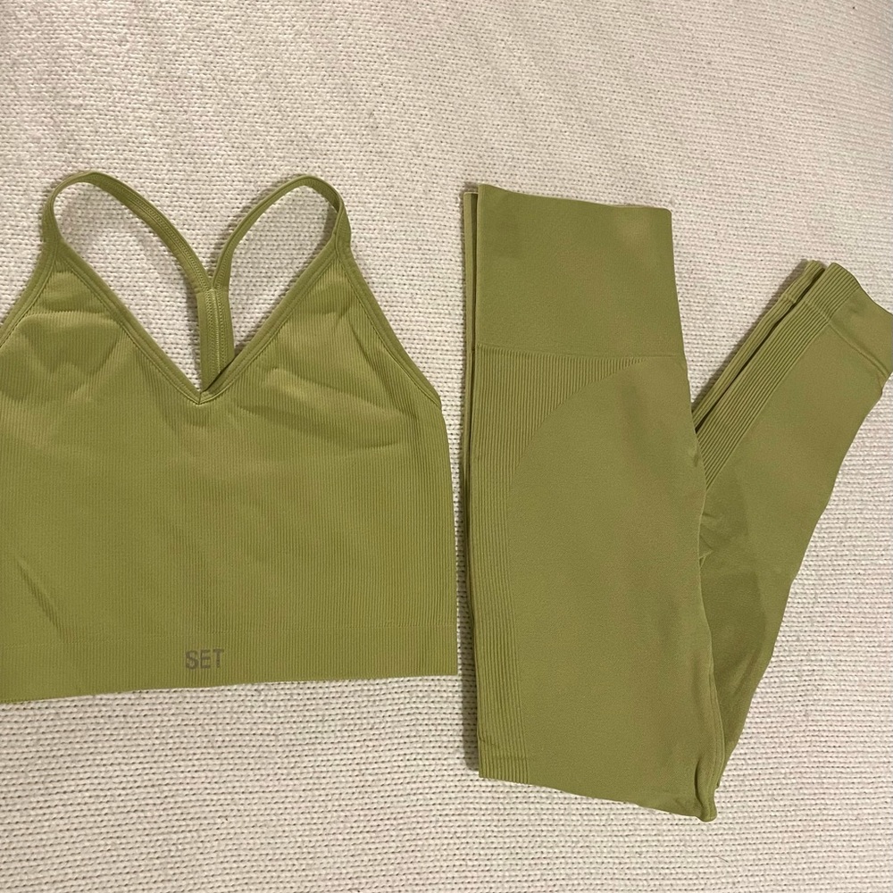 SET Active Sculptflex Leggings and Ribbed V Top Kiwi. Top S, Bottoms XS